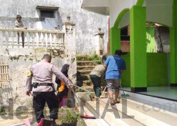 Bersama Pengurus dan Warga, Bhabinkamtibmas Desa Karangmulya Bersihkan Masjid Al Manar