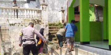Bersama Pengurus dan Warga, Bhabinkamtibmas Desa Karangmulya Bersihkan Masjid Al Manar