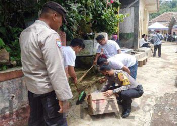 Polisi Gotong Royong Perbaiki Sarana Ibadah dan Perbaikan Jalan Bersama Warga Jelang Ramadhan