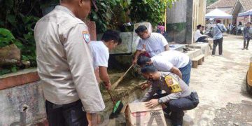 Polisi Gotong Royong Perbaiki Sarana Ibadah dan Perbaikan Jalan Bersama Warga Jelang Ramadhan