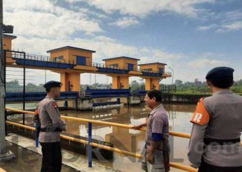 Tingginya Curah Hujan Sat Brimob Polda Jabar Pantau Debit Air di Bendungan Copong