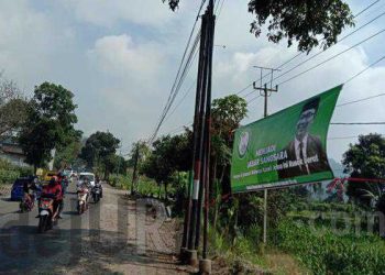 Ada Spanduk “Nyeleneh” Terpampang Di Pinggir Jalan Leles – Garut, Sindir Jalan Rusak