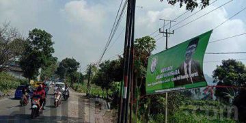 Ada Spanduk “Nyeleneh” Terpampang Di Pinggir Jalan Leles – Garut, Sindir Jalan Rusak