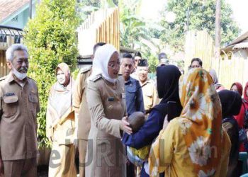 Dilintasi Armada Sampah, Warga Margasari Dapat Kompensasi