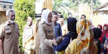 Dilintasi Armada Sampah, Warga Margasari Dapat Kompensasi