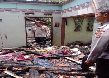 Polisi Berikan Paket Sembako Untuk Korban Kebakaran Rumah