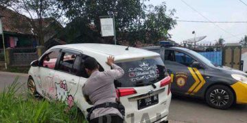 Patroli Rutin, Polisi di Sukabumi Bantu Evakuasi Mobil Yang Terjerembab Ke Selokan