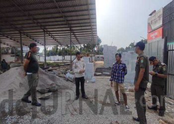 Diduga Ijinnya Belum Beres, Sat Pol PP Karawang Datangi Lokasi Proyek Pembangunan Toko Matrial di Perumnas BTJ