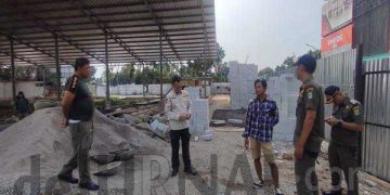 Diduga Ijinnya Belum Beres, Sat Pol PP Karawang Datangi Lokasi Proyek Pembangunan Toko Matrial di Perumnas BTJ