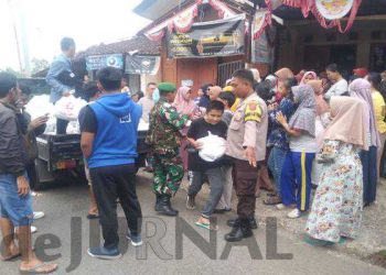 Bareng Koramil, Polisi Amankan Pembagian Ratusan Paket Sembako