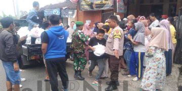 Bareng Koramil, Polisi Amankan Pembagian Ratusan Paket Sembako