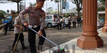 Sambut Bulan Suci Ramadhan, Polisi Bersih-Bersih Masjid