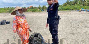 Sat Brimob Polda Jabar Patroli Ke Pantai Bojong Salawe Sampaikan Pesan Kamtibmas Terhadap Nelayan