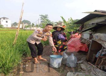 Polisi Sambangi Warga Tidak Mampu Di Wilayah Soreang