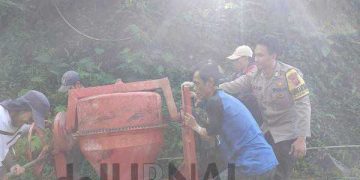 Terjang Lumpur Bhabinkamtibmas Perbaiki Jalan Bersama Warga