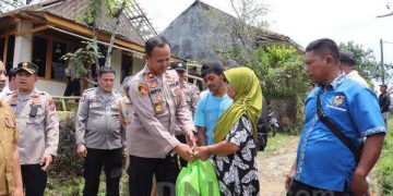Polisi Perbaiki Rumah Warga Korban Angin Puting Beliung