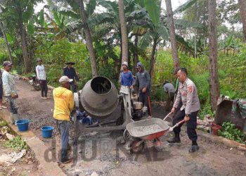 Polsek Cibugel Gotong Royong Bersama Warga Perbaiki Jalan