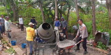 Polsek Cibugel Gotong Royong Bersama Warga Perbaiki Jalan