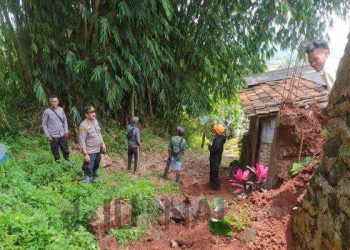 Polsek Cisitu Bantu Warga Perbaiki Rumah Roboh Tertimpa TPT