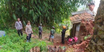Polsek Cisitu Bantu Warga Perbaiki Rumah Roboh Tertimpa TPT
