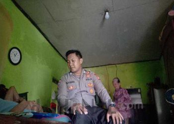 Kepedulian Sosial, Bhabinkamtibmas Polsek Surian Tengok Warga Sedang Sakit