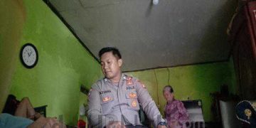 Kepedulian Sosial, Bhabinkamtibmas Polsek Surian Tengok Warga Sedang Sakit
