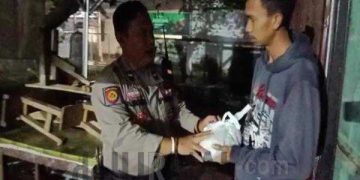 Saat Sahur,  Polisi Patroli dan Bagikan Sembako Kepada Warga Kurang Mampu
