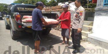 Polri Peduli Sarana Ibadah, Berikan Bantuan Berupa Semen Ke Musholla Al-Muqorrobin Desa Leuwikujang