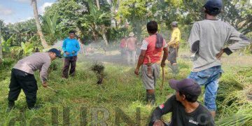 Polisi Kerjabakti Bersama Warga, Bersihkan Tempat Pemakaman Umum
