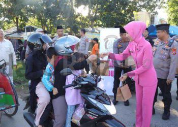 Ngabuburit, Kapolres Bersama Bhayangkari Turun ke Jalan Bagikan Takjil Untuk Pengguna Jalan