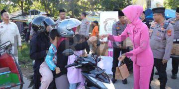 Ngabuburit, Kapolres Bersama Bhayangkari Turun ke Jalan Bagikan Takjil Untuk Pengguna Jalan
