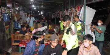 Patroli Sinergitas TNI-POLRI Bagikan Sembako dan Pamflet Himbauan Kamtibmas