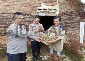 Bulan Ramadhan Penuh Barokah, Polisi  Bagikan Sembako Kepada Masyarakat Kurang Mampu