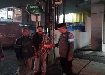 Polisi Kembali Bagi – Bagi Nasi Kotak Kepada Tukang Ojeg, Pemulung dan Gelandangan Saat Sahur