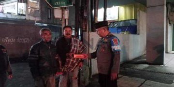 Polisi Kembali Bagi – Bagi Nasi Kotak Kepada Tukang Ojeg, Pemulung dan Gelandangan Saat Sahur