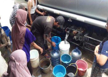 Perumda Air Minum Tirta Raharja memasok air bersih melalui tengki ke beberapa titik.