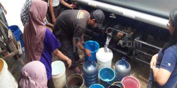 Perumda Air Minum Tirta Raharja memasok air bersih melalui tengki ke beberapa titik.