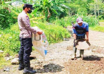 Polisi di Bantarujeg Bersama Masyarakat Kerja Bakti Perbaiki Jalan Berlubang dan Bersihkan Rumput di Jalur Jalan Desa