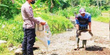 Polisi di Bantarujeg Bersama Masyarakat Kerja Bakti Perbaiki Jalan Berlubang dan Bersihkan Rumput di Jalur Jalan Desa