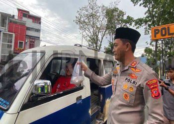 Tebar Kebahagiaan, Polisi Bagikan Takjil Gratis