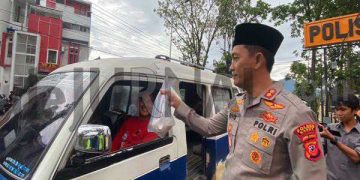 Tebar Kebahagiaan, Polisi Bagikan Takjil Gratis