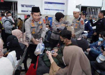 Wakapolda Jabar Didampingi Pejabat Utama Polda Jabar Bersama Kepala Stasiun KA Bandung Bagi-Bagi Ribuan Takjil Kepada Masyarakat