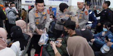 Wakapolda Jabar Didampingi Pejabat Utama Polda Jabar Bersama Kepala Stasiun KA Bandung Bagi-Bagi Ribuan Takjil Kepada Masyarakat