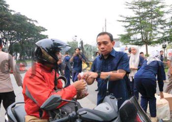 Jelang Buka Puasa, Polda Jabar Bagikan Takjil Kepada Pengguna Jalan