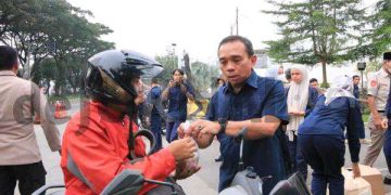 Jelang Buka Puasa, Polda Jabar Bagikan Takjil Kepada Pengguna Jalan