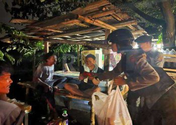 Tanpa Canggung, Polwan Cantik Bagi Bagi Santap Sahur