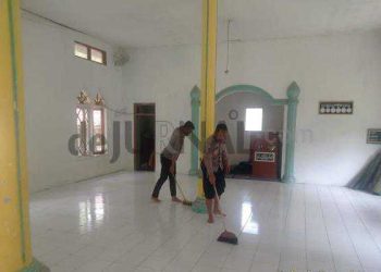 Polisi Laksanakan Jum’at Bersih di Mesjid At Taqwa