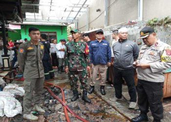 Sebanyak 6 Kontrakan Hangus Terbakar, Polisi Lalukan Pemadaman di Lokasi Kejadian