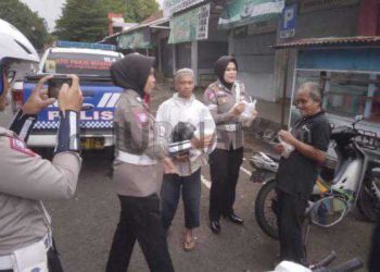 Polisi Kembali Bagikan Puluhan Takjil Kepada Pengguna Jalan