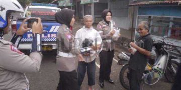 Polisi Kembali Bagikan Puluhan Takjil Kepada Pengguna Jalan